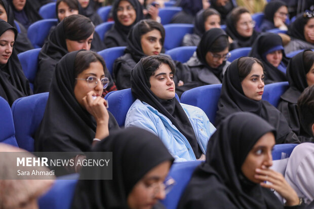 نشست صمیمانه دانشجویان با معاون اجرایی رئیس‌جمهور در دانشگاه علوم پزشکی مشهد