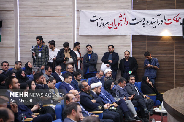 نشست صمیمانه دانشجویان با معاون اجرایی رئیس‌جمهور در دانشگاه علوم پزشکی مشهد