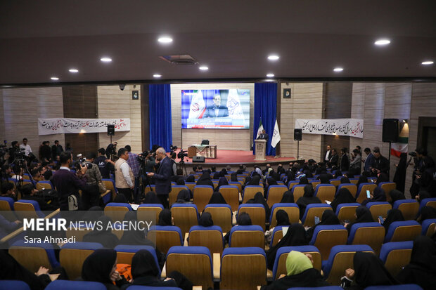 نشست صمیمانه دانشجویان با معاون اجرایی رئیس‌جمهور در دانشگاه علوم پزشکی مشهد