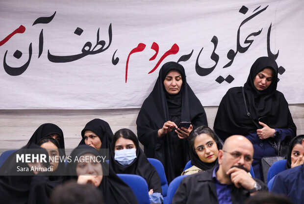 نشست صمیمانه دانشجویان با معاون اجرایی رئیس‌جمهور در دانشگاه علوم پزشکی مشهد