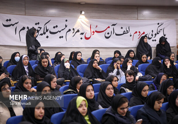 نشست صمیمانه دانشجویان با معاون اجرایی رئیس‌جمهور در دانشگاه علوم پزشکی مشهد