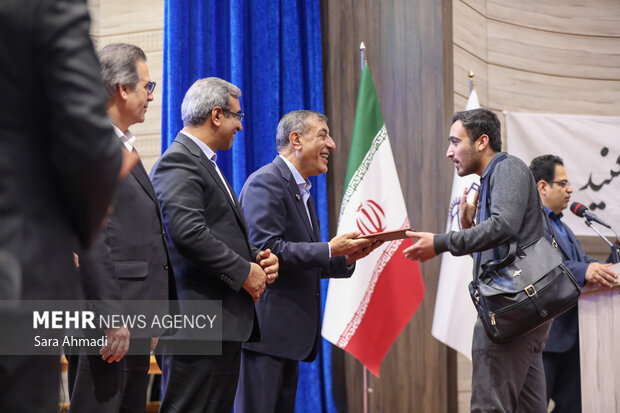 نشست صمیمانه دانشجویان با معاون اجرایی رئیس‌جمهور در دانشگاه علوم پزشکی مشهد